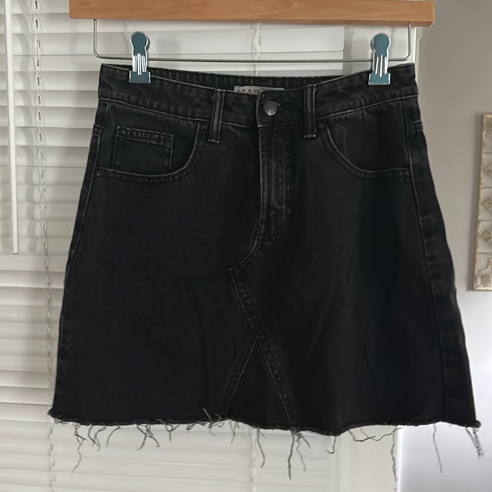 Denim & Co sz 6 higher rise dark grey denim skirt - like new!
